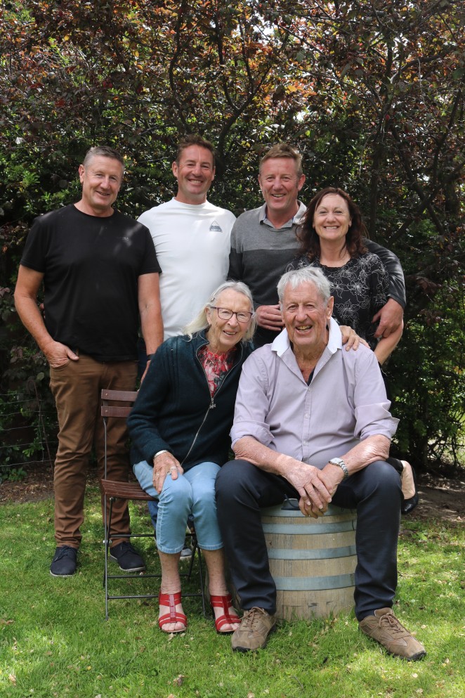 ArnoldJ front rightJ and Isabelle with their four kids v3