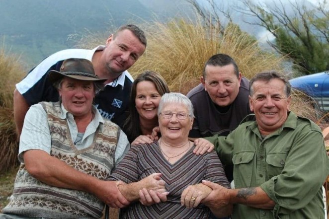 IanJ front leftJ with his mumJ EileenJ centre a wellknown local hospitality identityJ and his siblings