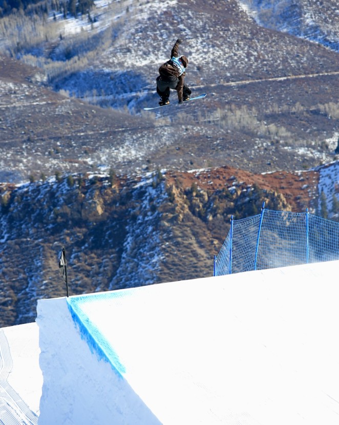 Image Two Zoi in action in Qualification credit FIS Park Pipe