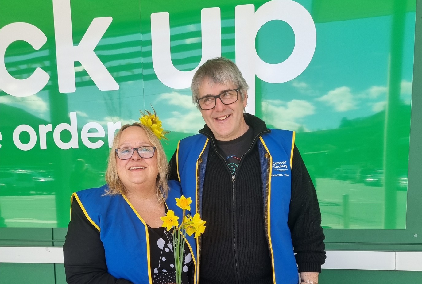 Sharron and husband Nigel collecting for Daffodil Day at Five Mile late last month copy