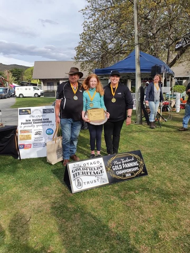 Stu left with granddaughter Phoebe Ide and daughter Megan Ide after they won the team event at the 2020 NZ Golf Panning Championships